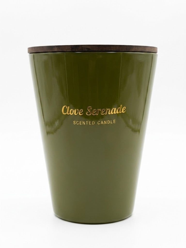 Lumanare parfumata Clove Serenade in suport ceramic verde cu capac din lemn, 65 ore ardere, 950g