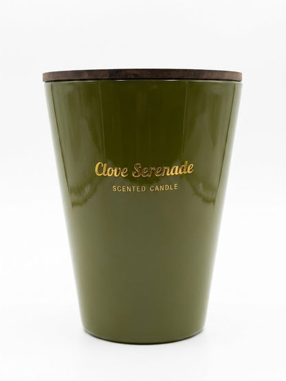 Lumanare parfumata Clove Serenade in suport ceramic verde cu capac din lemn, 65 ore ardere, 950g
