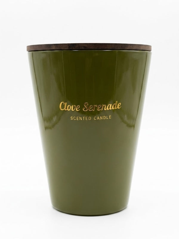 Lumanare parfumata Clove Serenade in suport ceramic verde cu capac din lemn, 65 ore ardere, 950g
