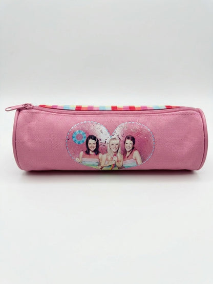 Penar scolar cilindric Studio 100 K3, model carouri multicolore si logo brodat, roz