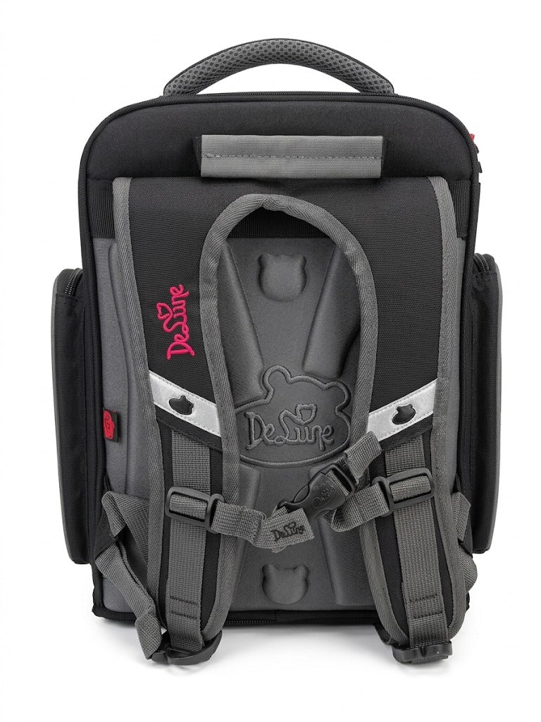 Ghiozdan scolar ergonomic DeLune pentru baieti, model masina de curse sport 3D si steag de raliu, spate anatomic termoformat, elemente reflectorizante, negru/roșu/gri