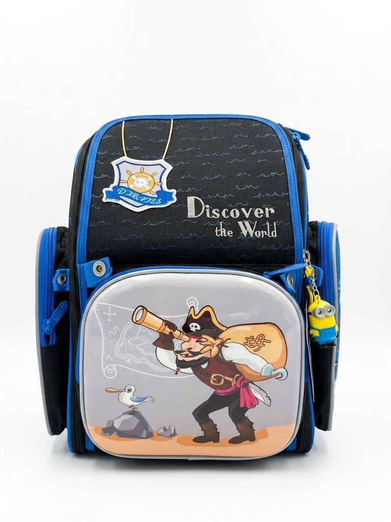 Ghiozdan scolar anatomic Cocomilo pentru baieti, model pirati „Discover the World” 3D, spate ergonomic buretate, breloc inclus, negru/albastru