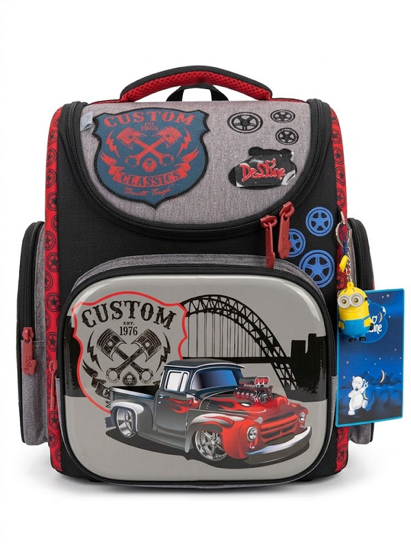 Ghiozdan scolar anatomic DeLune pentru baieti, model Masina Retro Hot Rod Custom Classics 3D, spate ergonomic termoformat, breloc inclus, negru/gri/rosu