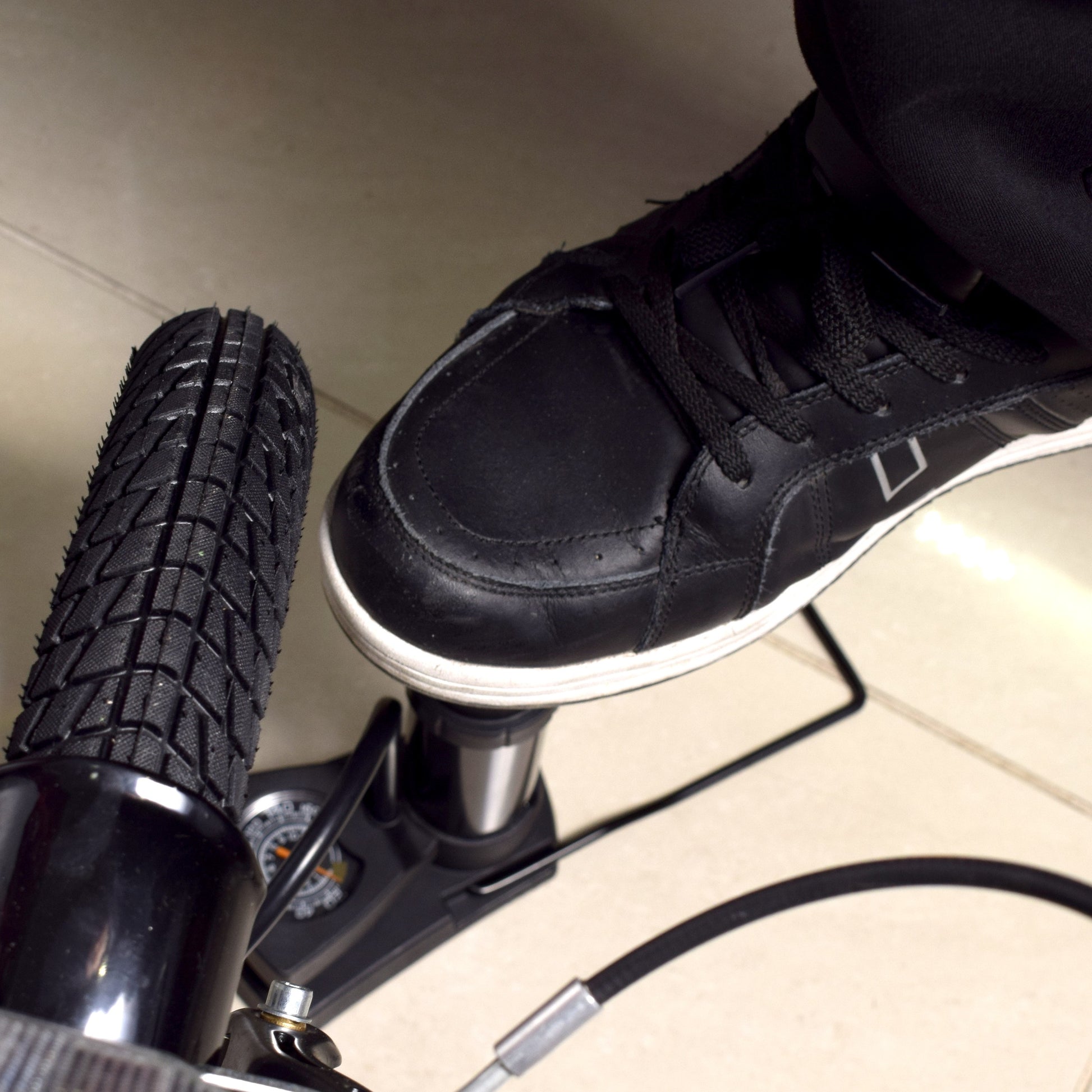 Pompa de picior pentru bicicleta cu ceas, Amigo. 74573