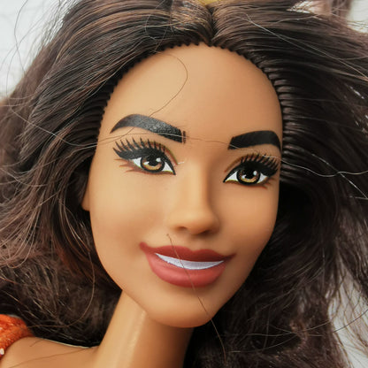 Papusa Barbie Fashionista bruneta in rochie cu model floral, 02009